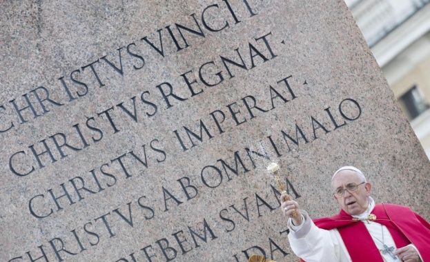 Призивът Осанна огласяше процесията от кардинали свещеници и обикновени вярващи
