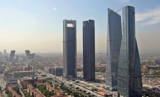 Висока сграда в Мадрид в която са посолствата на Великобритания