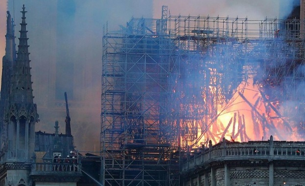 Френският президент Еманюел Макрон обеща че парижката катедрала Нотр Дам