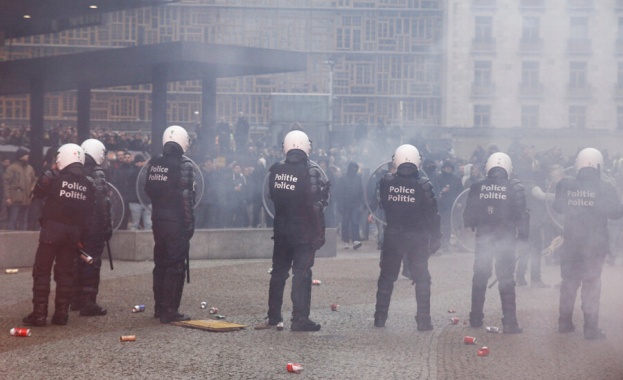 Близо 300 души са арестувани по време на протести и