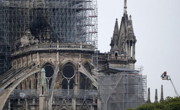 Изпепеленият покрив на катедралата Нотр Дам в Париж някога