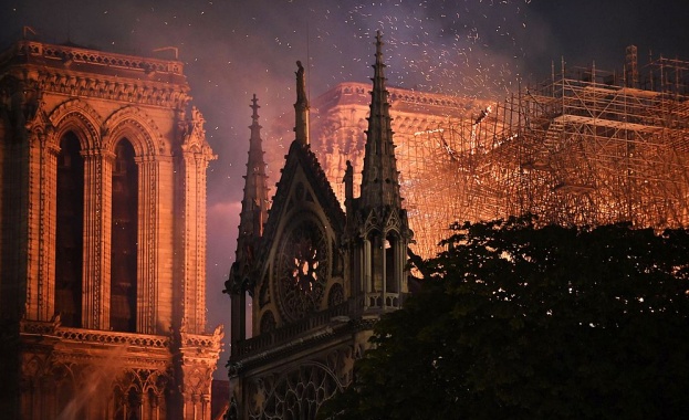 360-градусова снимка, озаглавена „Разбитото сърце на Париж, показва ужасяващите щети,