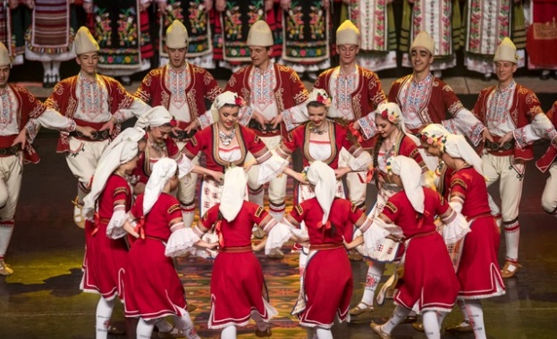 В понеделник вечер няколко хиляди почитатели на българският фолклор които