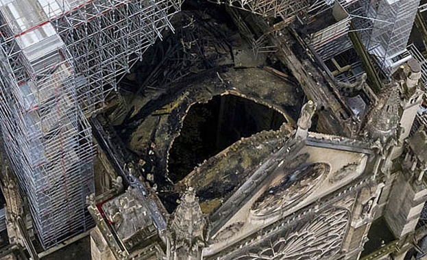 След опустошителния пожар в понеделник в катедралата Нотр Дам възниква