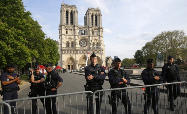 Архитекти и строителни работници стабилизираха структурата на емблематичната парижка катедрала
