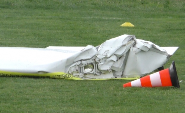 Двама души загинаха след като малък частен самолет падна край