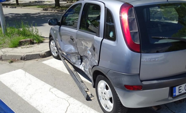 Два автомобила се удариха в Благоевград и водачите им пострадаха