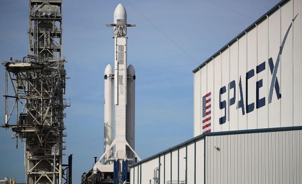 Новата капсула Крю драгън на компанията Спейс екс (SpaceX) изпадна