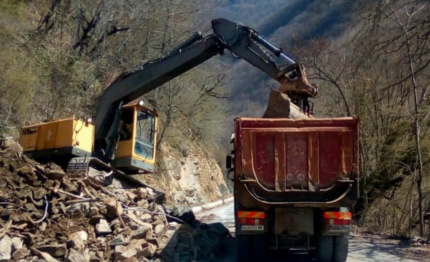 Започнаха аварийно възстановителните работи по укрепването на скатовете в 250 метровия участък