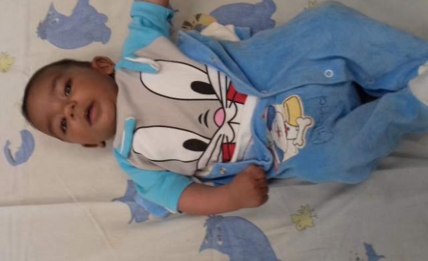 Бебе на видима възраст около 6 месеца е било изоставено