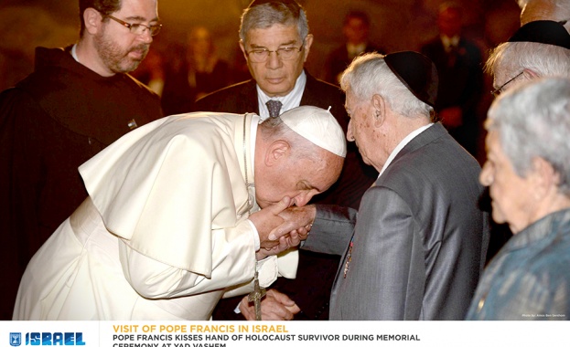 Посолството на Израел в София организира фотоизложба Папа Франциск в