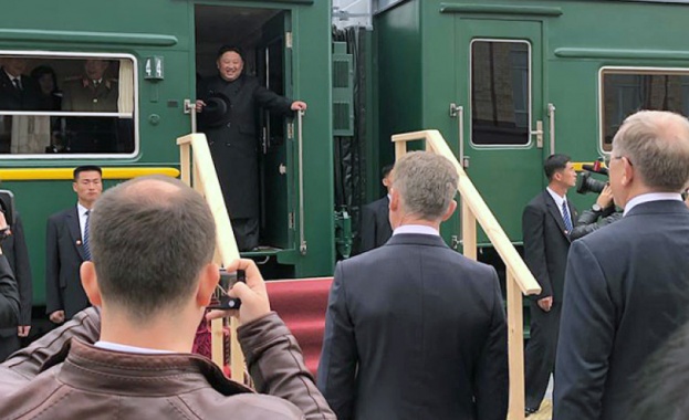 Севернокорейският лидер Ким Чен ун пристигна с частния си брониран влак
