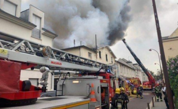 Пожар избухна в близост до двореца Версай в Париж Засега