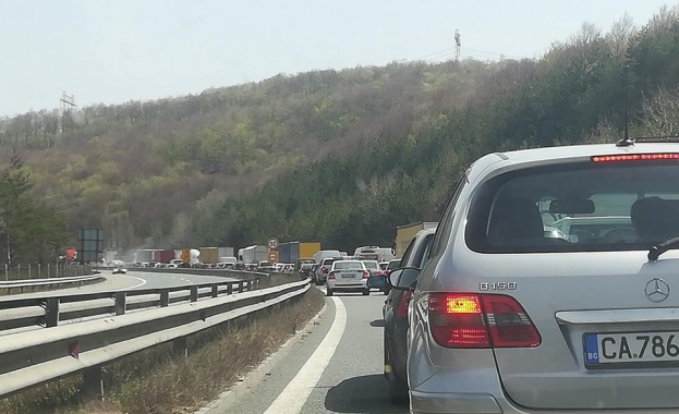 Засилен трафик по пътищата на страната Движението по магистралите Тракия