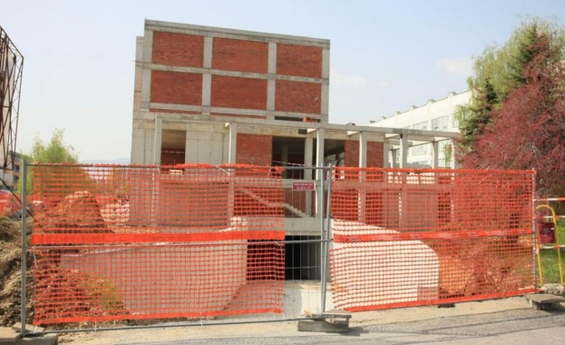 Договорът за изграждането на новия учебен корпус на Университета за