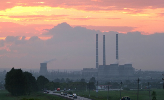 Трима души загинаха и 14 са в неизвестност след авария