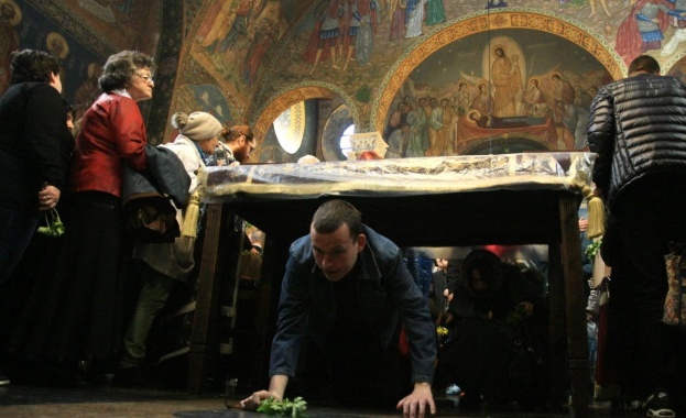 Смирение и поклонение Така част от хората в катедралния храм