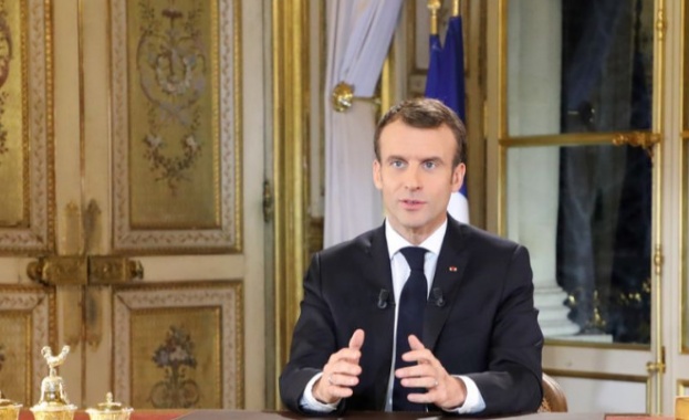 Приветстван от мнозинството, френският президент Еманюел Макрон беше очаквано подложен