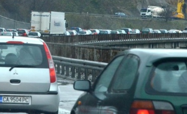 Колона от автомобили с дължина около 6 км се е