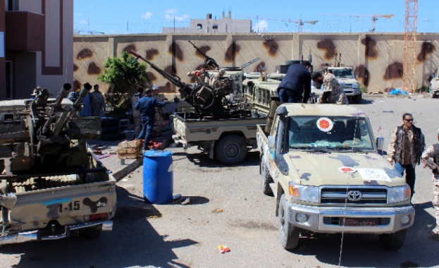 Либийската столица Триполи бе разтърсена от среднощни въздушни удари предаде