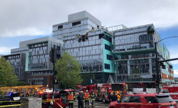 Строителен кран рухна в американския град Сиатъл и според говорител