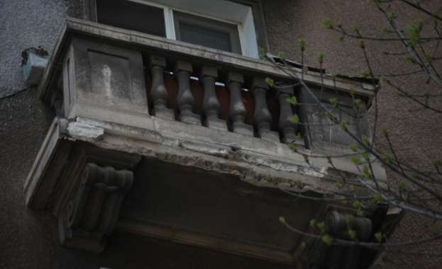 Бетонно парче мазилка се откърти от една от сградите на