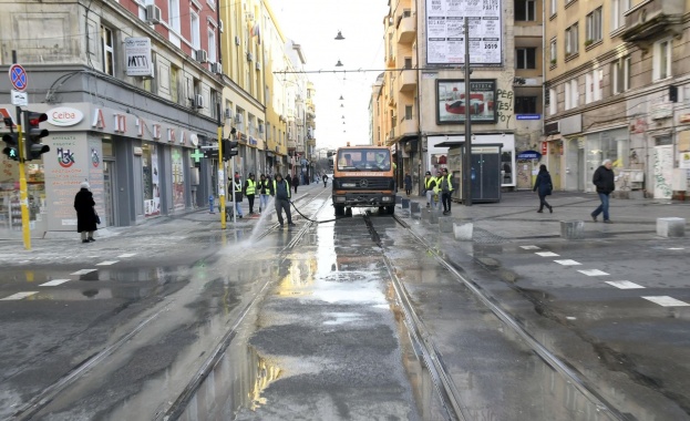 Големи парчета мазилка от стара сграда са паднали на кръстовището