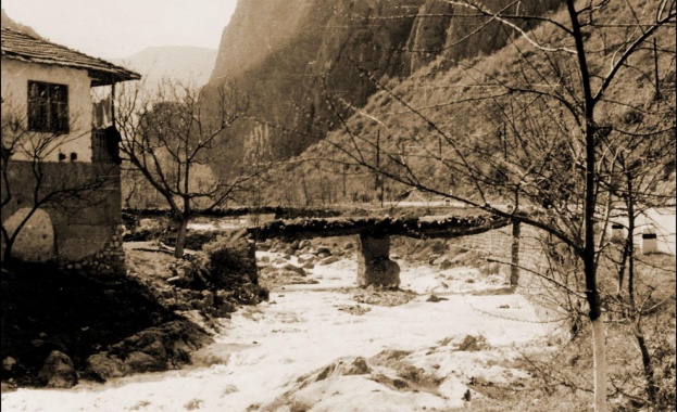 В 11 25 ч на 1 май 1966 г над половин