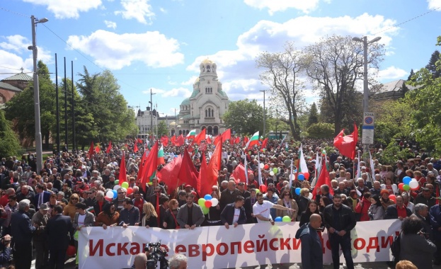 Вятърът на промяната поведе шествието на левицата по случай 1
