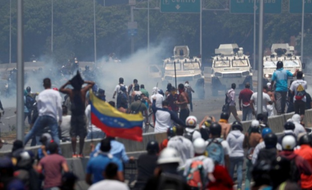 Венецуелските сили за сигурност използваха бронирани машини срещу демонстранти бунтуващи