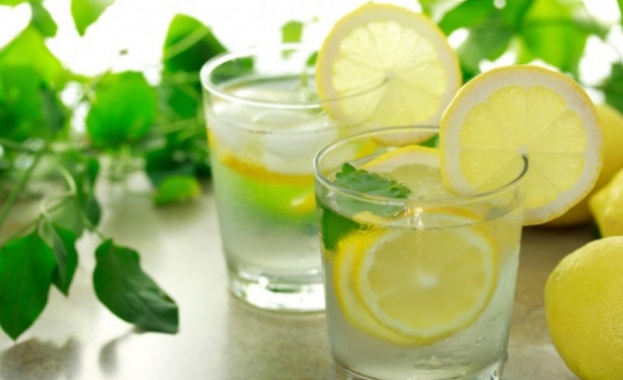Водата с лимон сутрин обикновено е основа за всяка диета