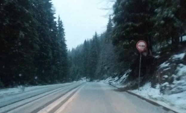 Майски сняг изненада шофьорите в Смолянско и тази сутрин, след