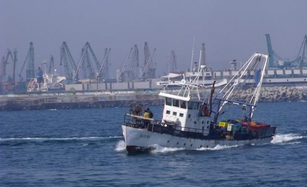 Испански риболовен траулер се запали в Средиземно море като един