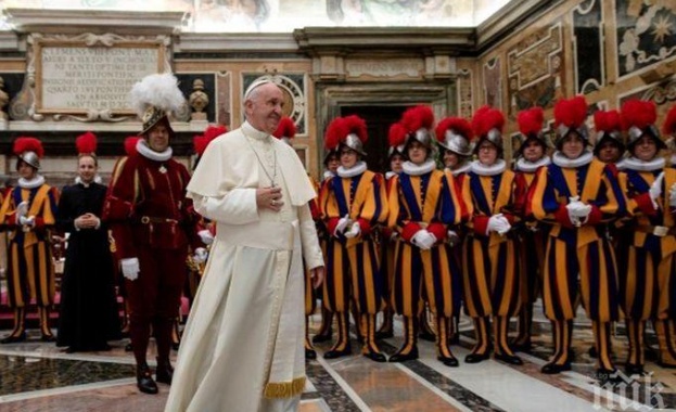 Те изглеждат като участници в пъстър карнавал Но под смешните