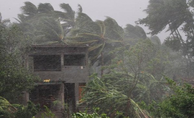 Индия е връхлетяна от най-голямата буря от десетилетия, пише Гардиън.