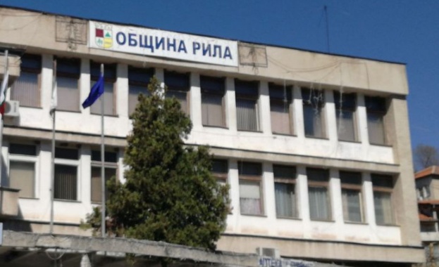 Движението на изхода на град Рила по пътя за Рилския