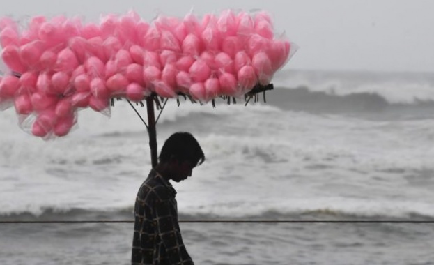 Най малко 15 души загинаха в Индия и Бангладеш в резултат