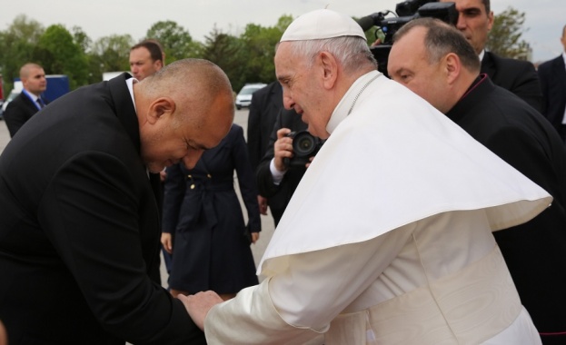 Министър председателят Бойко Борисов посрещна на българска земя Негово Светейшество папа