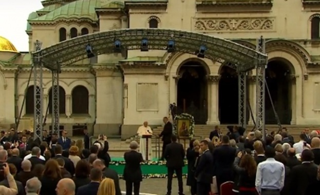 По обед започна неделната молитва на папа Франциск Царице небесна