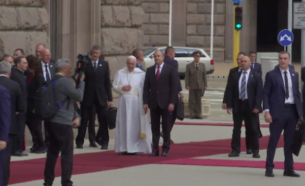 Папа Франциск беше тържествено посрещнат от президента Румен Радев и