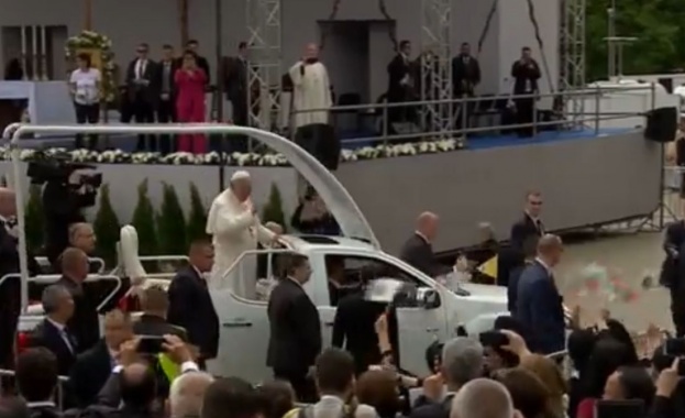 Започна обиколката на папа Франциск в центъра на София Папамобилът