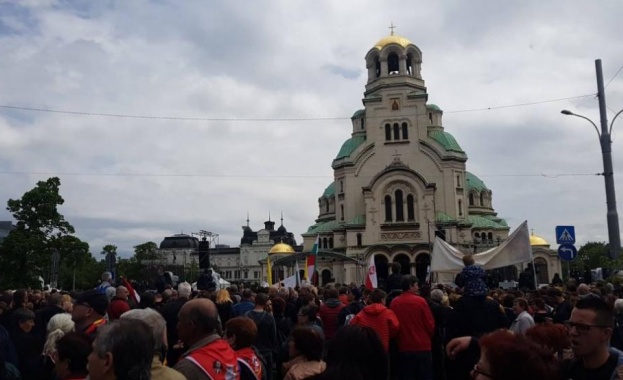 Хиляди вярващи не само католици но и православни християни очакват