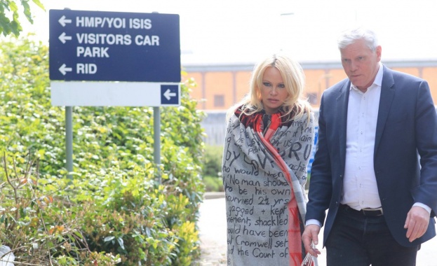 Американската актриса Памела Андерсън призова повече хора да подкрепят Джулиан