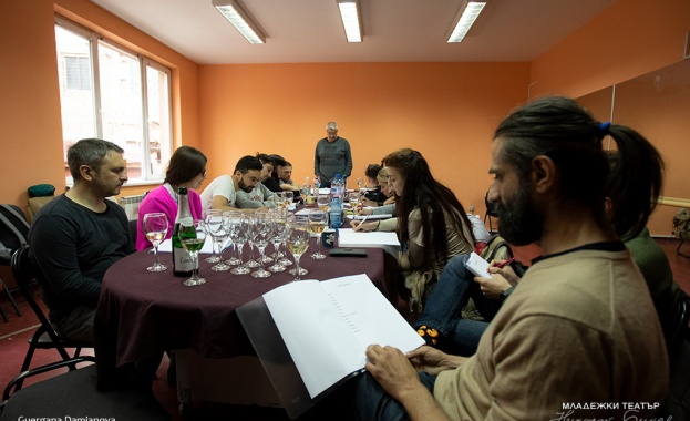 На 7 и май в Младежки театър Николай Бинев беше първата