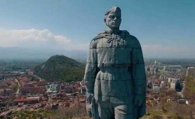 С поклонение и полагане на венци и цветя на паметника