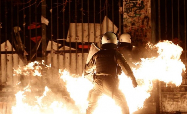 Около 30 маскирани анархисти с бухалки изпочупиха витрините и нанесоха