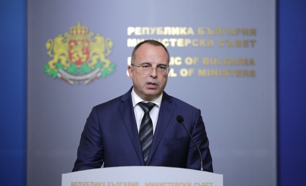 Министърът на земеделието Румен Порожанов е депозирал в петък заявление