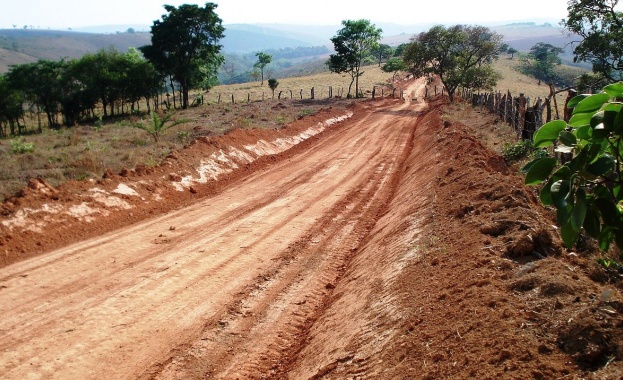 Незаконен път изграден с опасни строителни отпадъци в района на