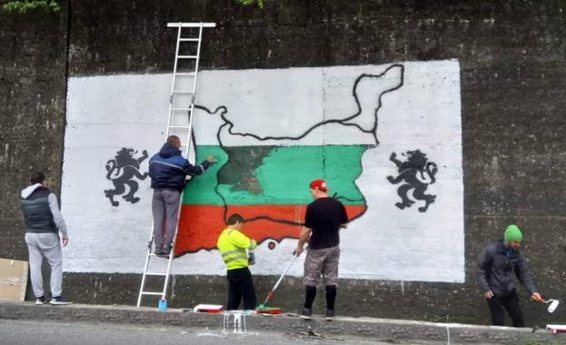 Активисти на Възраждане начело с водача на организацията Костадин Костадинов