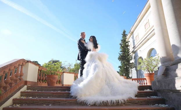 Сватбата е била в замък с градина в град Сиджис